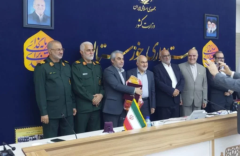 استاندار خوزستان از مدیرعامل و رئیس روابط عمومی شرکت نفت و گاز اروندان تجلیل کرد